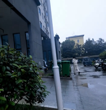 儿子985的，最近谈了一个税务局女朋友对方27岁